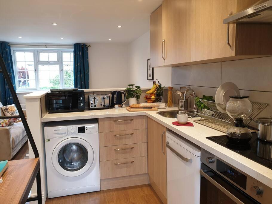 New - Private King Bed -put- With Terrace, Free Parking, Near Tube Apartament *