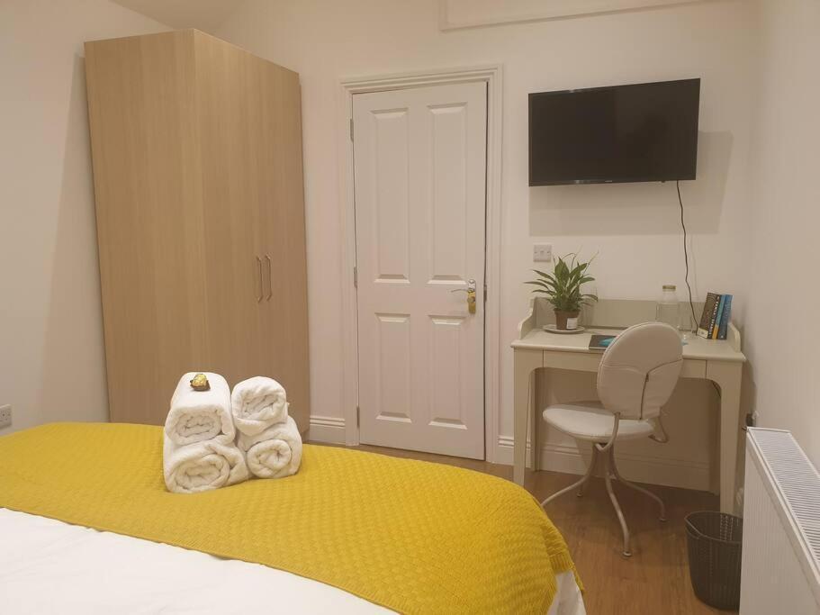 Apartament New - Private King Bed -put- With Terrace, Free Parking, Near Tube